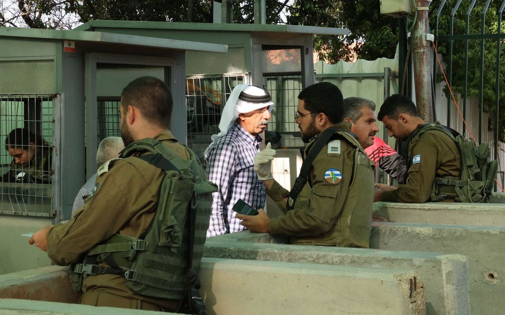 Strenge controles van Palestijnen die richting de al-Aqsa-moskee willen. beeld AFP, HAZEM BADER