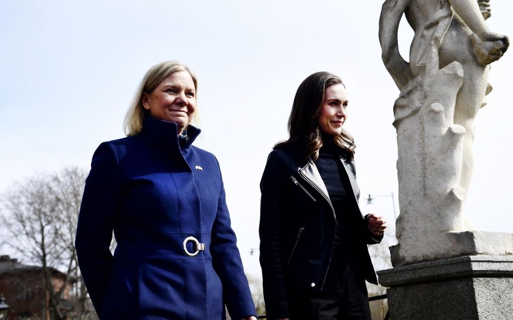 De Zweedse premier Madalena Andersson (l.) en de Finse premier Sanna Marin maakten op 13 april samen bekend zich bij de NAVO te willen aansluiten.  beeld EPA, Paul Wennerholm