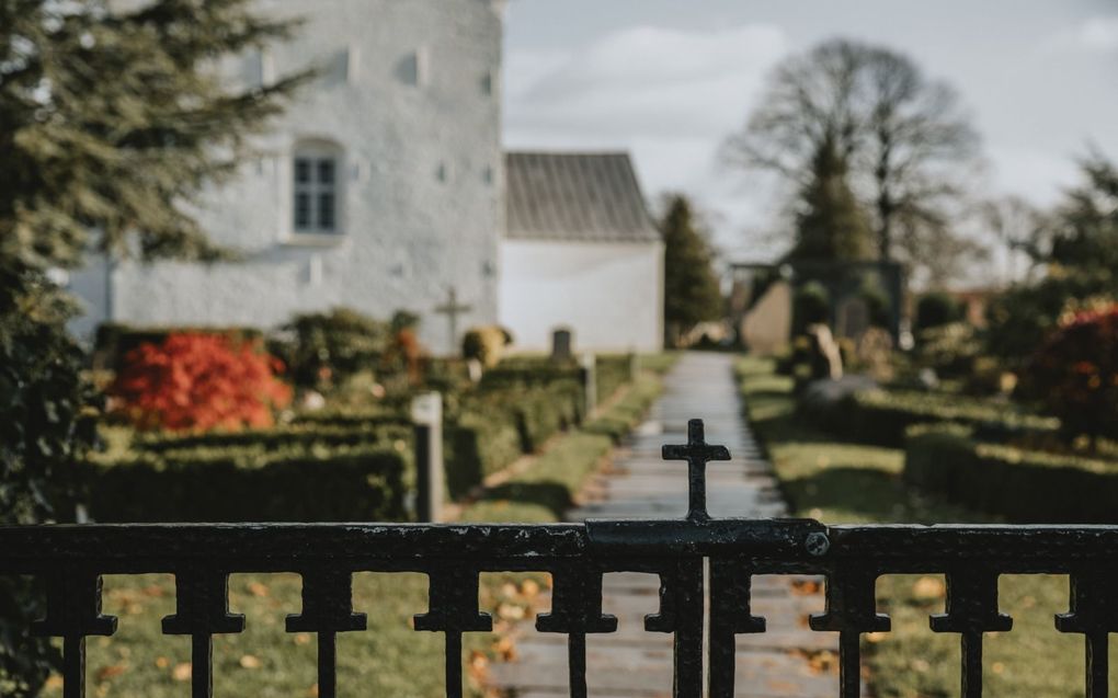 Het kerkhof om de kerk herinnert eraan : Gedenk te sterven. beeld, Getty Images