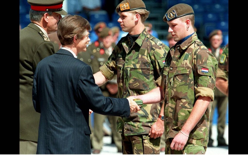 Minister Joris Voorhoeve overhandigde op 22 augustus 1996 de laatste afzwaaiende dienstplichtigen een walkman met een bandje vol marsorders. beeld ANP, Marcel Antonisse