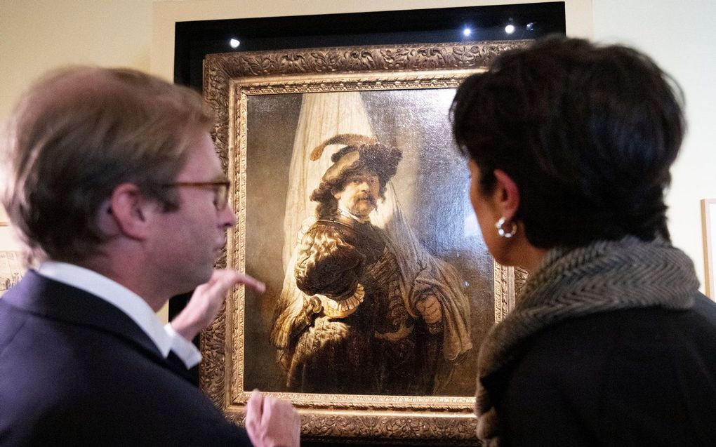 Gunay Uslu, Staatssecretaris Cultuur en Media, Taco Dibbits, directeur Rijksmuseum tijdens de opening van de tentoonstelling rondom het werk van Rembrandt van Rijn, De Vaandeldrager in het Fries Museum. Het schilderij gaat een jaar lang op tournee langs twaalf musea in alle Nederlandse provincies. De eerste stop is in het Fries Museum. Het Groninger Museum is de laatste bestemming voordat het doek permanent naar het Rijksmuseum in Amsterdam verhuist. beeld ANP, Olaf Kraak