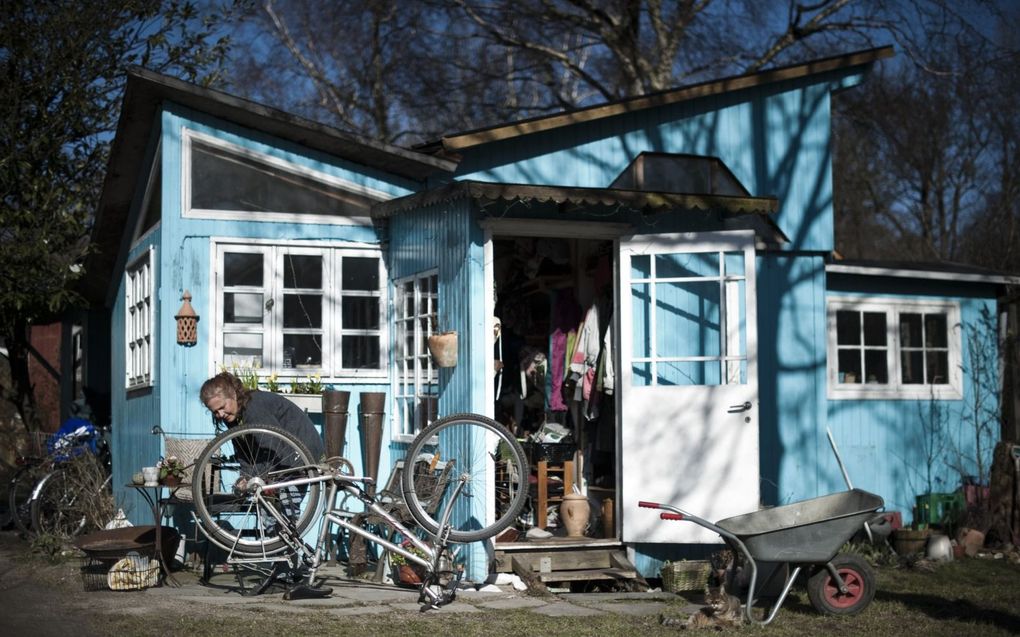Een Deense vrouw in Kopenhagen repareert haar fiets. beeld AFP, Jonathan Nackstrand