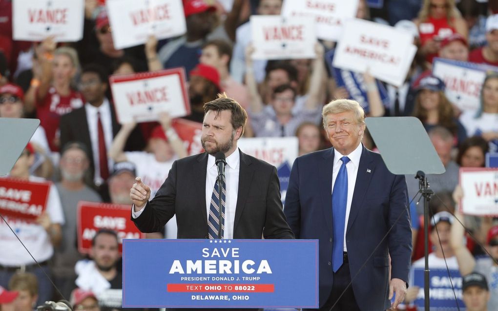 Oud-president Donald Trump sprak onlangs zijn steun uit voor de Republikeinse kandidaat in Ohio, J.D. Vance (l.). beeld EPA, David Maxwell