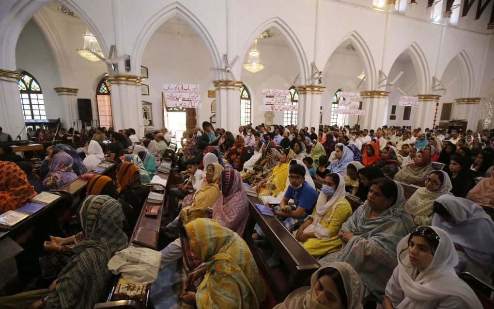 Christenen komen samen tijdens een paasdienst in Peshawar, Pakistan. beeld EPA, Arshad Arbab