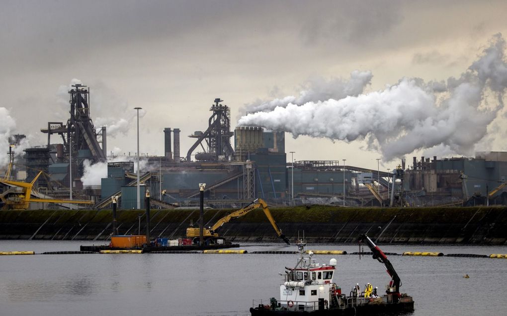 De hoogovens van Tata Steel in IJmuiden. Het Indiase moederbedrijf wil helemaal stoppen met het kopen van steenkool uit Rusland. beeld ANP, Koen van Weel