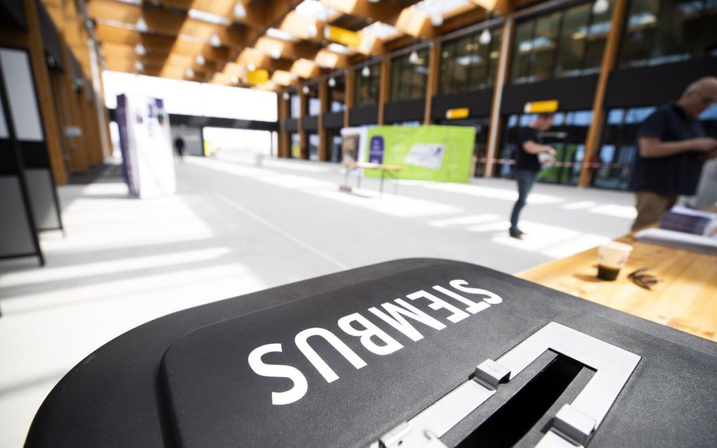 Kiezers brengen hun stem uit in de nieuwe terminal van vliegveld Lelystad Airport voor de Europese verkiezingen in 2019. beeld ANP, JEROEN JUMELET