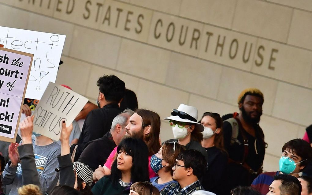 Voorstanders van het recht op abortus demonstreren bij het gerechtshof van Los Angeles. beeld AFP, Frederic J. Brown