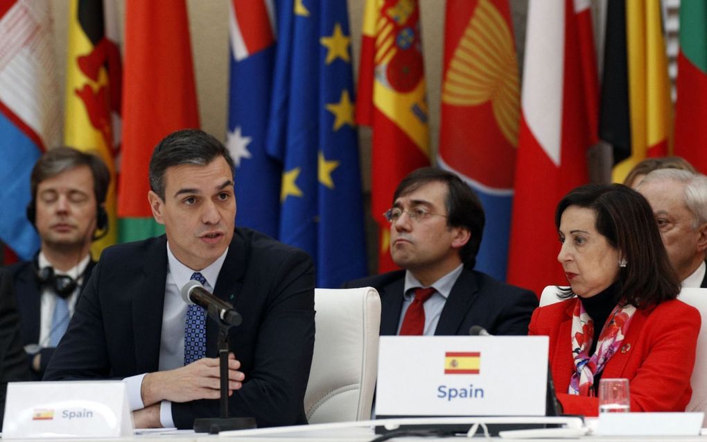 De Spaanse premier Pedro Sanchez (2e v.l.) en de minister van Defensie Maragarita Robles (r.) tijdens een bijeenkomst in het koninklijk paleis van El Pardo in de buurt van Madrid. De twee zijn het slachtoffer van spionage.  beeld AFP, Javier Lizon