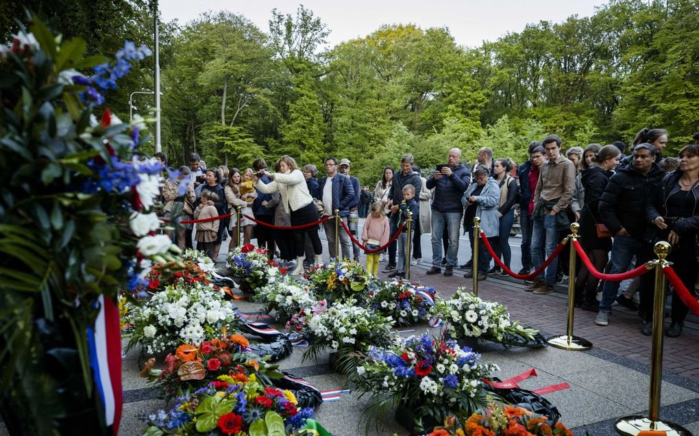 Publiek tijdens de Nationale Militaire Dodenherdenking op het Militair Ereveld Grebbeberg. beeld ANP, Sem van der Wal