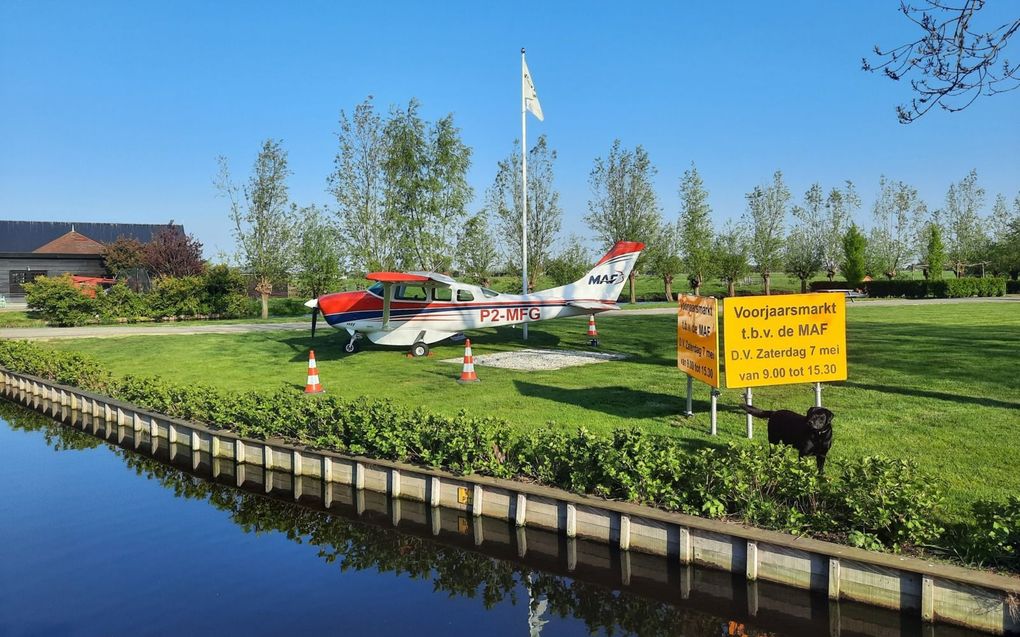 In Berkenwoude staat sinds maandag een MAF-toestel langs de weg. beeld zendingscommissie gg Berkenwoude