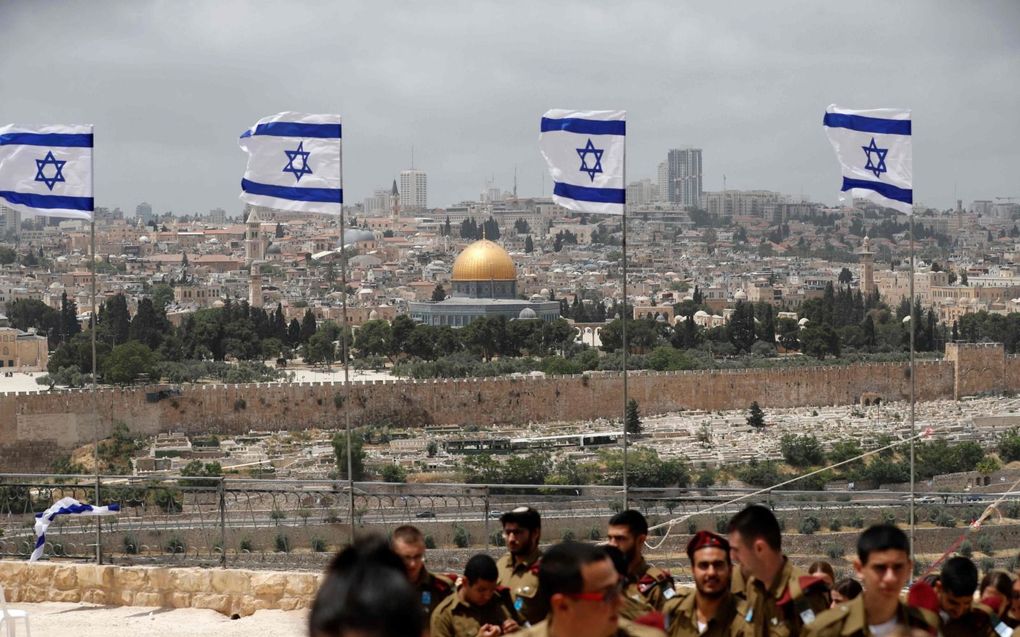 Israëlische soldaten woonden woensdag op de militaire begraafplaats op de Olijfberg in Jeruzalem een herdenkingsbijeenkomst bij voor omgekomen militairen bij. beeld AFP, Ahmad Ghsarabli