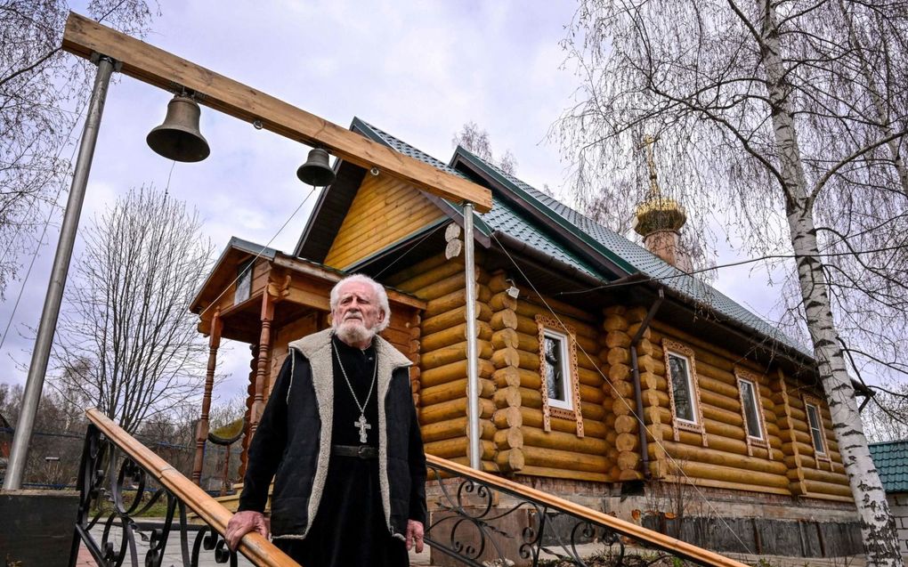 Georgy Edelshtein bij de kerk in een dorpje in de provincie Kostroma.  beeld AFP, Yuri Kadobnov