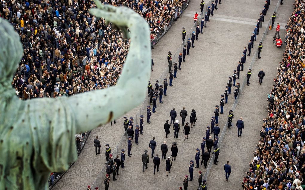 Stoet met het koninklijke echtpaar en andere hoogwaardigheidsbekleders op de Dam. beeld ANP, Koen van Weel