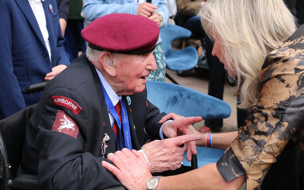 Minister Ollongren heeft een onderonsje met de Britse veteraan Ray Whitwell. beeld Riekelt Pasterkamp