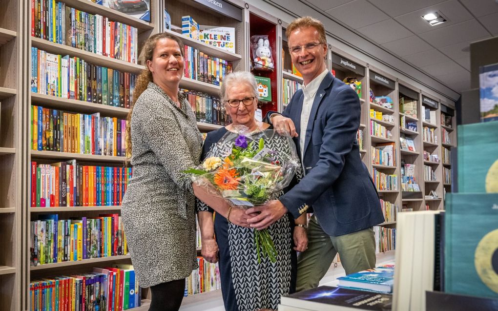 Arjo van der Boom (r.) en zijn zus Huibertha Stolk-van der Boom (l.) geven hun moeder Jo van der Boom-Smelt een bloemetje. „Ze is een goede adviseur waar je graag naar luistert.” beeld Wim van Vossen