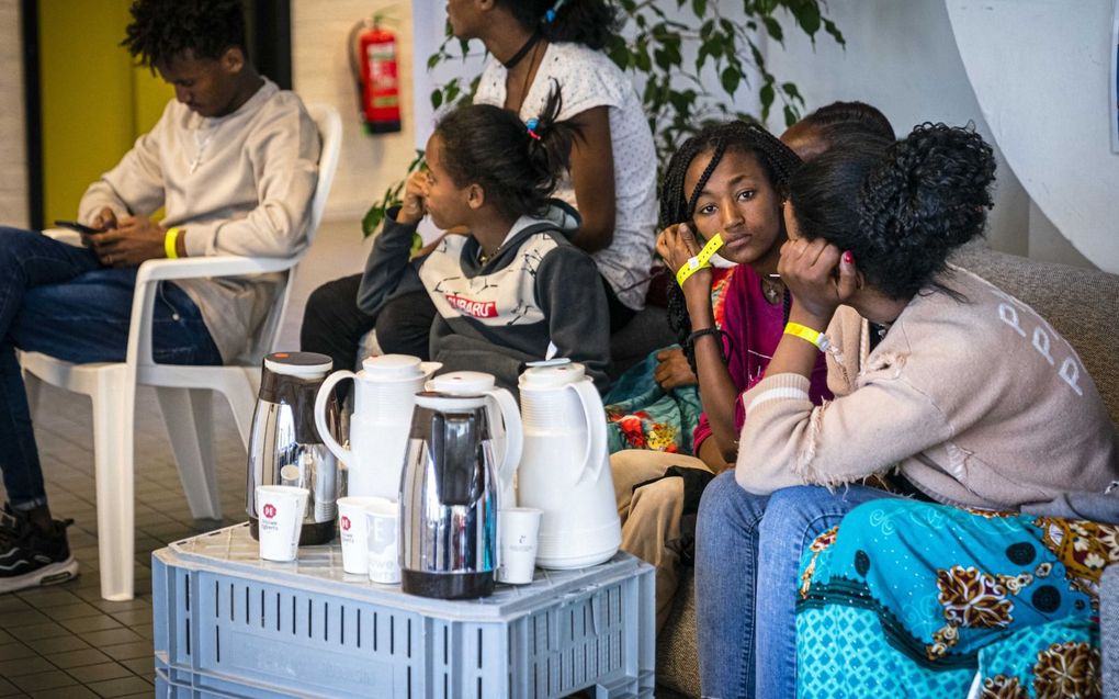 Vluchtelingen in het voormalig Belastingkantoor in Oss. De gemeente ving daar recent tachtig mensen op voor wie geen plek was in het aanmeldcentrum in Ter Apel. beeld ANP, Rob Engelaar