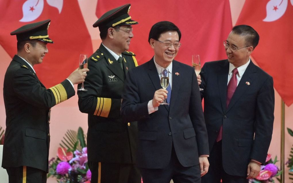 John Lee (tweede van rechts) tijdens een ceremonie 1 juli vorig jaar ter gelegenheid van de 24e verjaardag van de overdracht van Hongkong aan Groot-Brittannië. Lee, een voormalig hoofdinspecteur van de politie, wordt hoogstwaarschijnlijk de nieuwe leider van de stadstaat. beeld AFP, Peter Parks