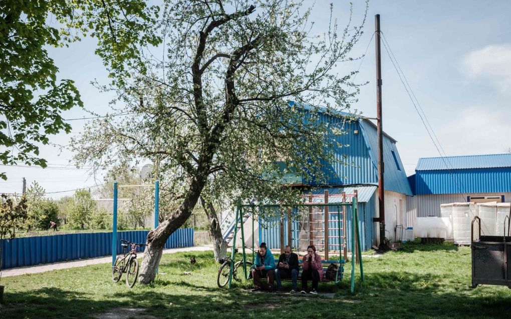 Het Oost-Oekraïense dorp Pokrovsk is voor een belangrijk deel verlaten. Met name gezinnen met kinderen vluchtten de stad uit. Volgens burgemeester Roeslan Treboesjkin is 30 procent van de inwoners achtergebleven.  beeld AFP, Yasuyoshi Chiba