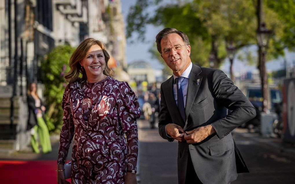 Premier Mark Rutte wordt verwelkomd door Madeleine van der Zwaan, directeur Carré, bij Koninklijk Theater Carré voorafgaand aan het Bevrijdingsconcert op de Amstel. beeld ANP KOEN VAN WEEL