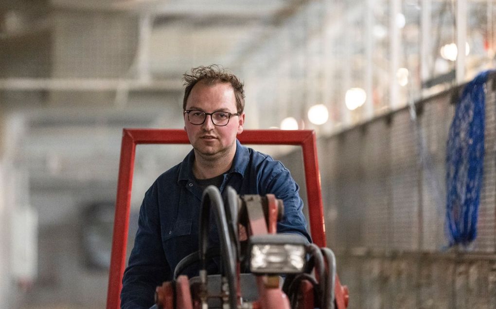 Jurrian Romijn zag zijn 30.000 biologische opfokhennen geruimd worden omdat een bedrijf in de buurt besmet was met vogelgriep. beeld André Dorst​