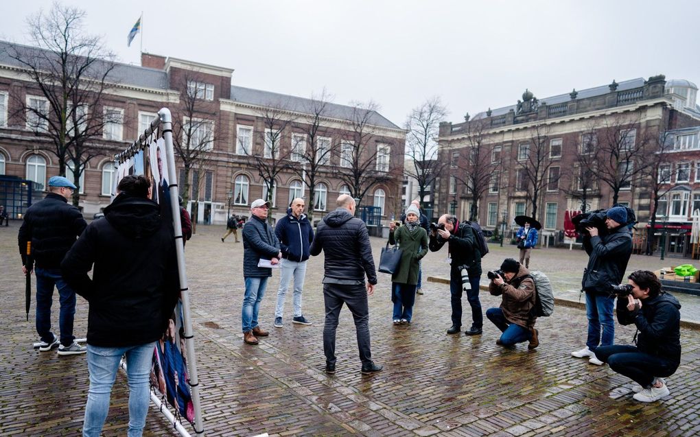 SP-kamerlid Jasper van Dijk in gesprek met met twee arbeidsmigranten over de slechte situatie waarin de migranten vaak verkeren, vorig jaar februari. beeld ANP, Bart Maat