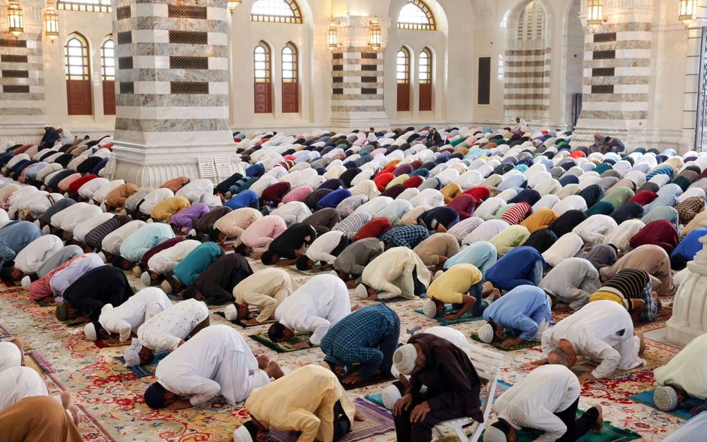 Felipe Silva ervoer dat mensen in islamitische landen graag met hem in gesprek gingen over zijn geloof. Op de foto: biddende moslims in Muscat, de hoofdstad van Oman.  beeld AFP, Mohammed Mahjoub