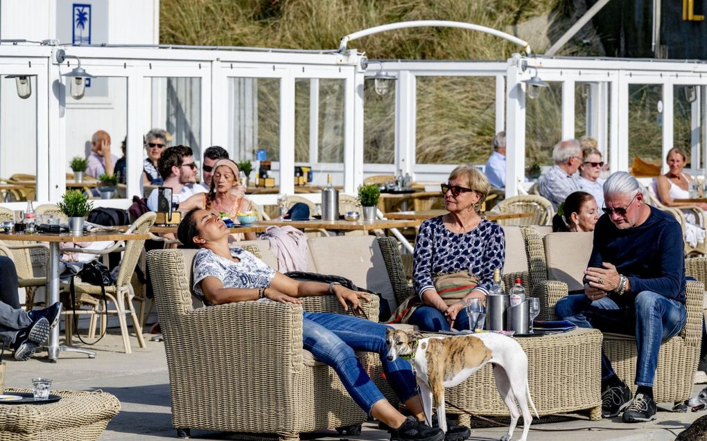 Strandgangers op het terras van een strandtent in Zandvoort, eerder dit jaar. beeld ANP, ROBIN UTRECHT