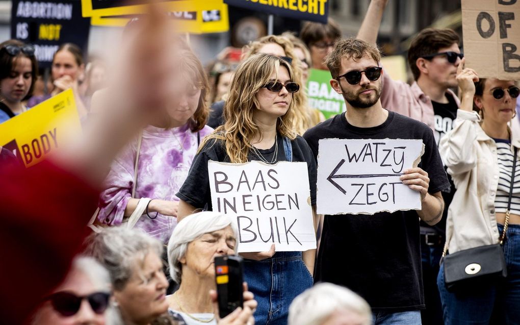 Demonstranten tijdens de solidariteitsdemonstratie voor het abortusrecht op de Dam. beeld ANP, KOEN VAN WEEL