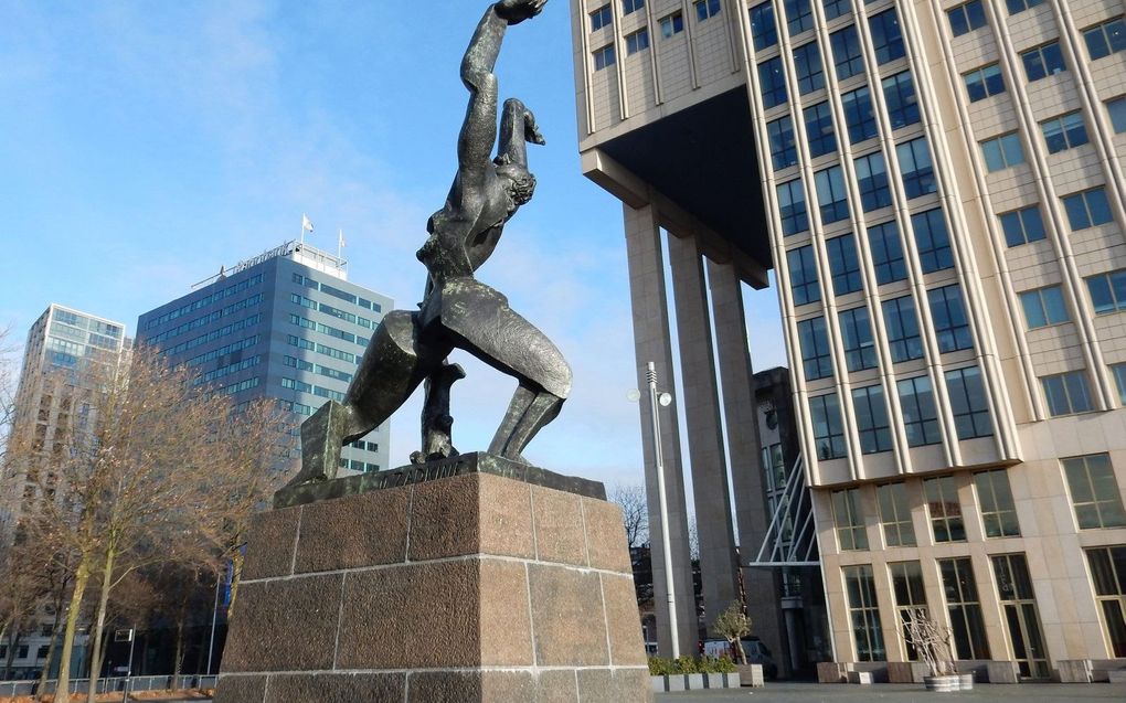 Het monument "De verwoeste stad", oftewel "Jan Gat", van Ossip Zadkine in Rotterdam. beeld RD