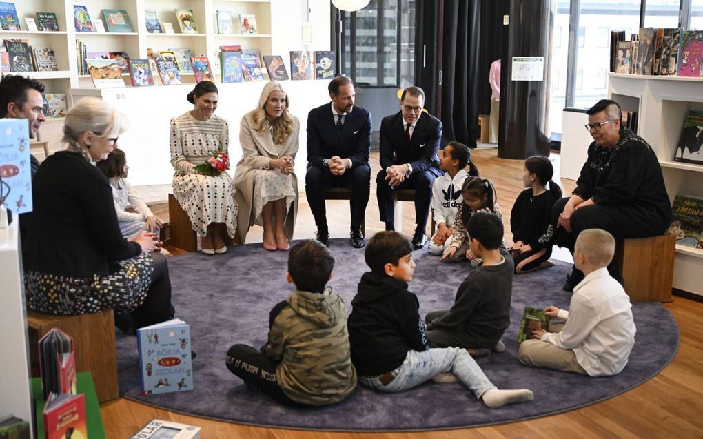 Victoria, Mette-Marit, Haakon en Daniel met kinderen in gesprek over boeken. beeld EPA, Jessica Gow