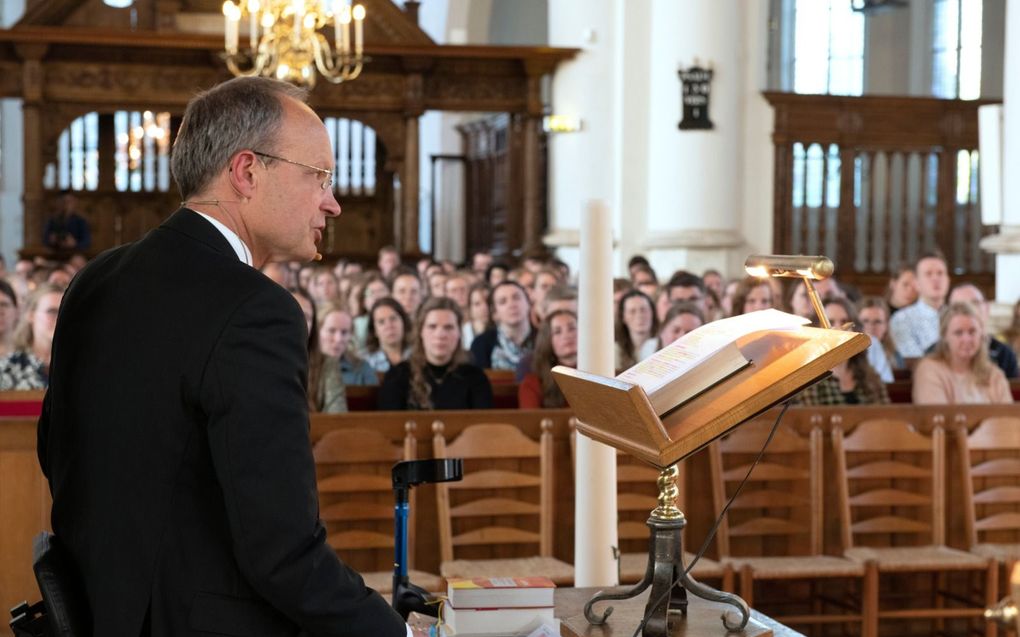 In de Grote Kerk in Vianen hield de Jeugdbond Gereformeerde Gemeenten zaterdag een Zin-inavond, met als thema ”God is aller hulde waard”. Spreker was ds. H. Brons (foto). beeld William Hoogteyling