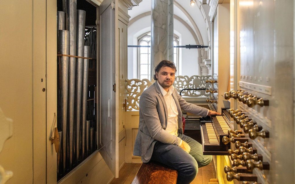 Evan Bogerd, hier achter de speeltafel van ‘zijn’ orgel in de Westerkerk in Amsterdam. beeld RD, Henk Visscher