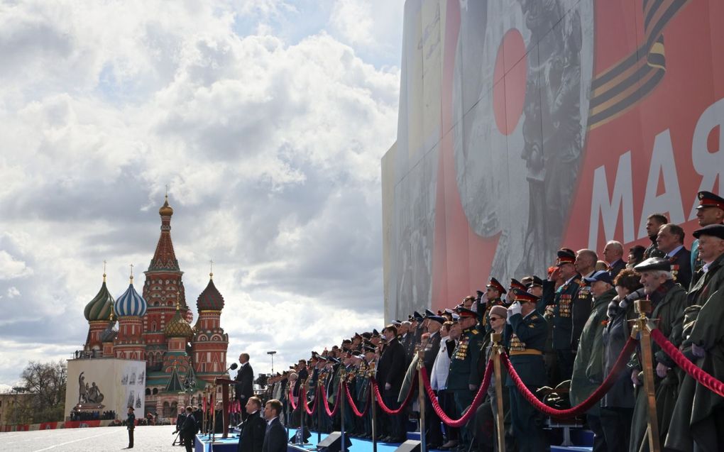 Poetin (links van het midden) spreekt op het Rode Plein in Moskou tijdens de viering van de Dag van de Overwinning. beeld EPA, Mikhail Metzel