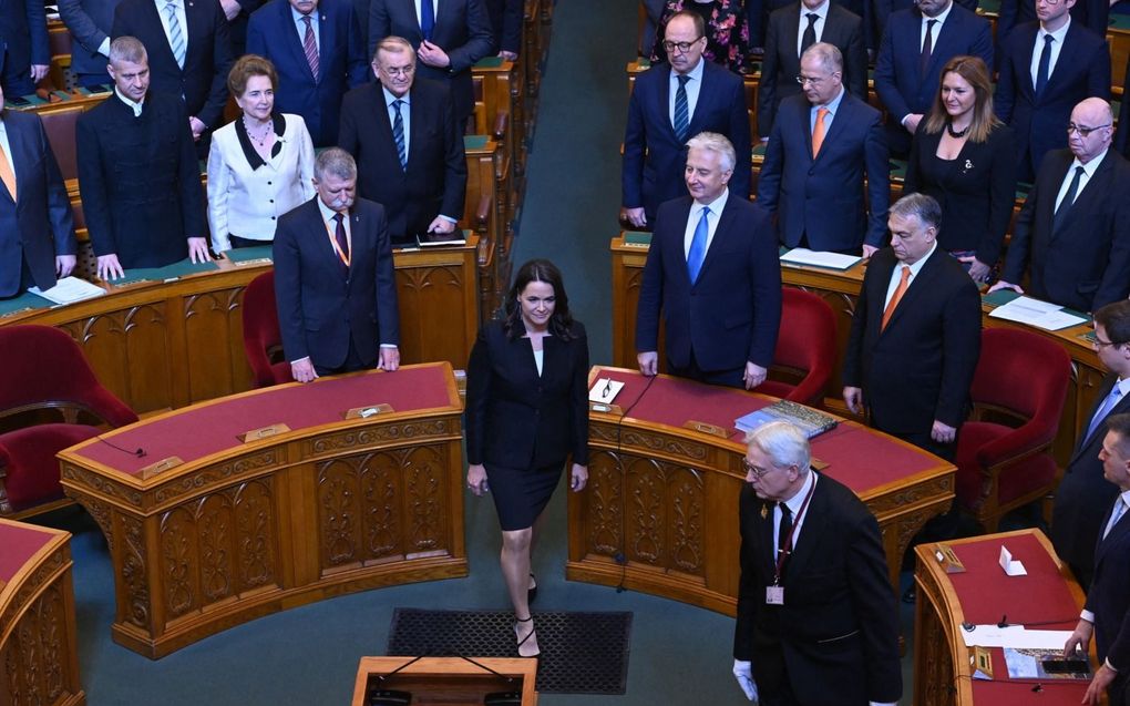 Novak (m.) bij haar verkiezing en beëdiging als president in het Hongaarse parlement in maart. Rechts (met oranje stropdas) premier Viktor Orban. Dinsdag trad Novak aan in haar nieuwe ambt.  beeld AFP, Attila Kisbenedek