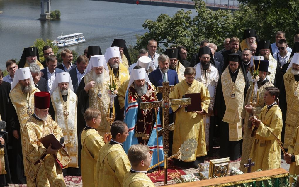 Metropolitiet Onoefri (m.) tijdens een dienst in de open lucht. De Oekraïens-Orthodoxe Kerk wordt ervan beschuldigd te heulen met Rusland. beeld EPA, Sergey Dolzhenko