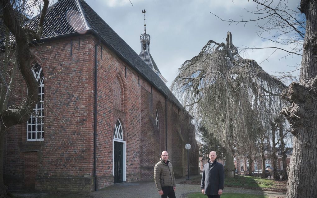 Jur Bekooy en Marcel van Santen van Stichting Oude Groninger Kerken (SOGK). beeld Sjaak Verboom