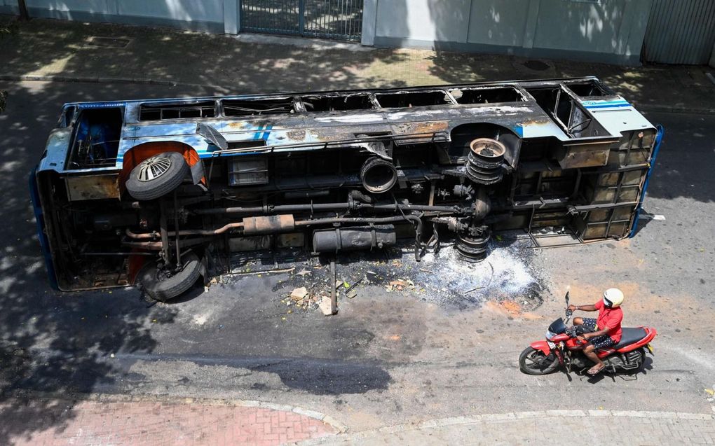 Een tijdens demonstraties uitgebrande bus in de staten van de Sri Lankaanse stad Colombo, woensdag. beeld AFP, Ishara S. Kodikara