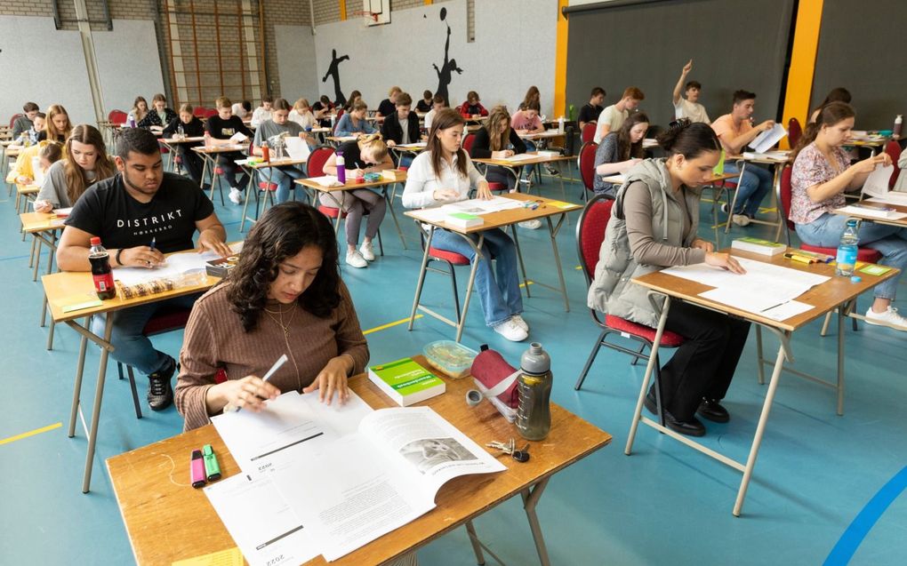 De examens zijn van start gegaan. Havoleerlingen van het Ichthus College in Veenendaal bogen zich donderdag over Duits en aardrijkskunde. beeld RD, Anton Dommerholt