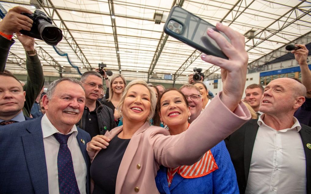 Michelle O’Neill (m.) van de katholieke Sinn Fein-partij is de beoogde nieuwe premier van Noord-Ierland. beeld AFP, Paul Faith