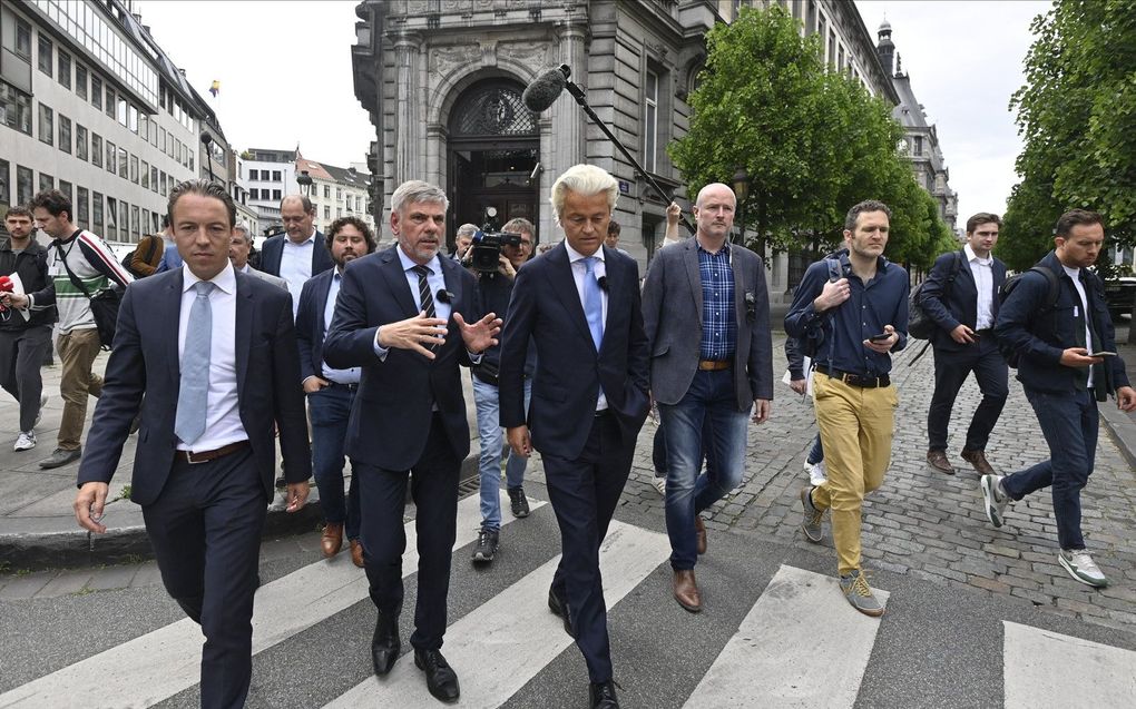 Wilders, Dewinter en Sam Van Rooy (links) tijdens bezoek aan de wijk Sint-Joost. beeld AFP, ERIC LALMAND