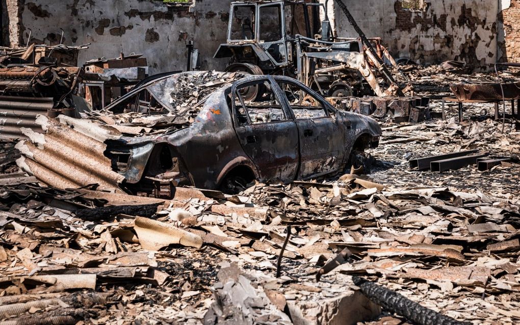 Een verbrande auto en tractor na een Russisch bombardement bij Zaporizja, een stad in het oosten van Oekraïne, op 11 mei.  beeld AFP, Dimitar Dilkoff.