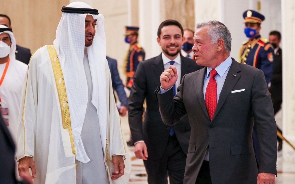 Mohammed bin Zayed (rechts) met de Jordaanse koning Abdullah II. beeld AFP, Youssef Allan