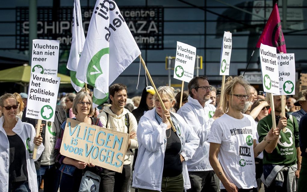 Omwonenden van luchthavens en milieuactivisten voeren actie bij Schiphol. Gelijktig zijn er bij de regionale luchthavens in Eindhoven, Rotterdam, Maastricht, Groningen en Lelystad soortgelijke manifestaties. De activisten protesteren tegen groeiende overlast van en vervuiling door het vliegverkeer. beeld ANP, Koen van Weel