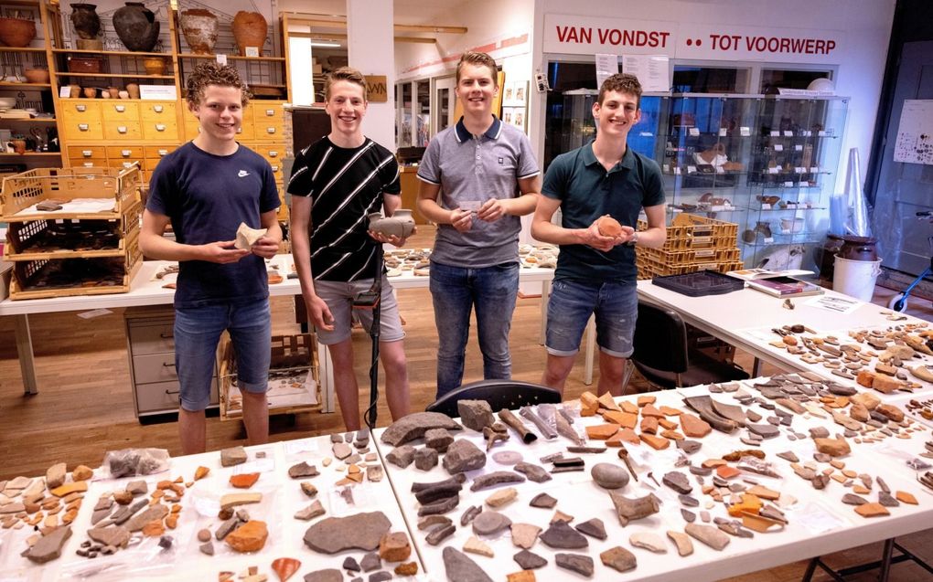 Philip Bassa, Josia van Meerendonk, Thomas Ebert en Daniël van Meerendonk (v.l.n.r.) met de gevonden materialen. beeld Dirk Hol