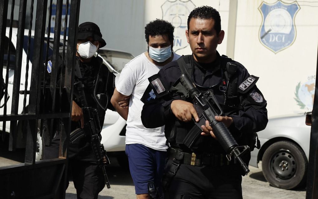 Salvadoraanse agenten arresteren een vermeend bendelid in de hoofdstad San Salvador. beeld EPA, Rodrigo Sura