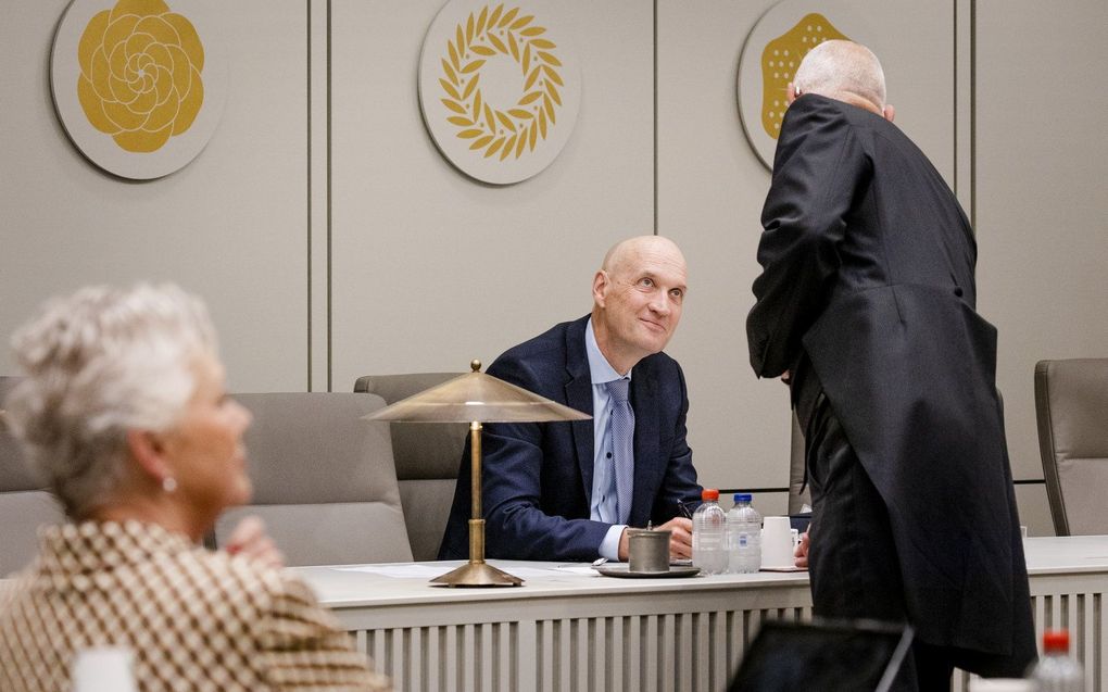 Greet Prins (CDA, L) en Ernst Kuipers, minister van Volksgezondheid, Welzijn en Sport, tijdens een plenaire vergadering in de Eerste Kamer over de verlenging van de coronawet. beeld ANP, Sem van der Wal