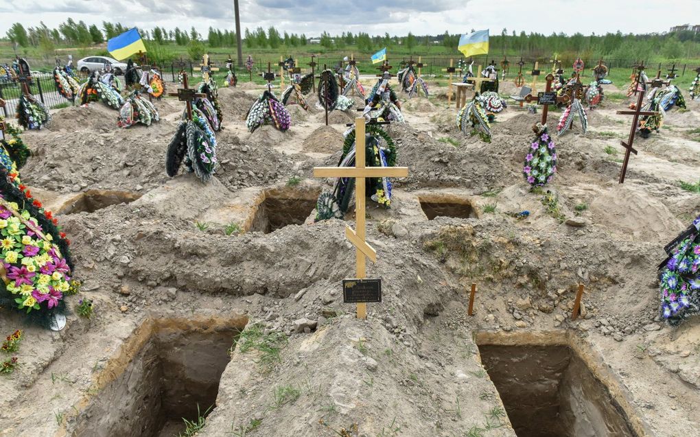 Graven in het Oekraïense Boetsja. beeld EPA, Oleg Petrasyuk