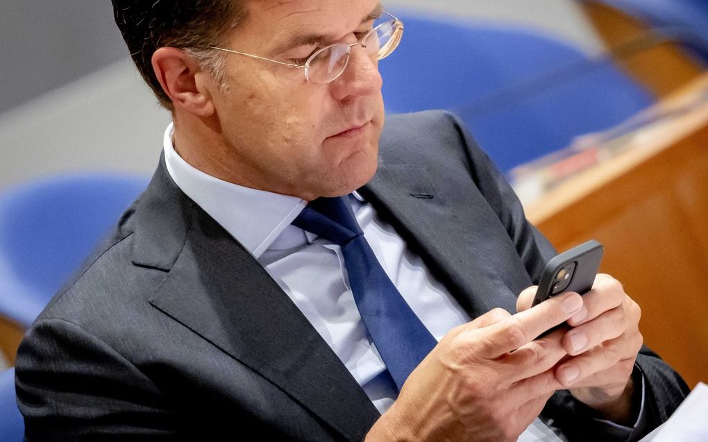 Premier Rutte gebruikt inmiddels een smartphone. beeld ANP, Robin van Lonkhuijsen