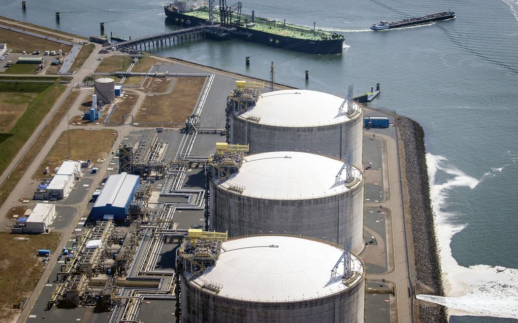 LNG-terminal op de Maasvlakte. Shell heeft vier voormalige Russische lng-tankers weer in gebruik genomen. beeld ANP, Koen van Weel