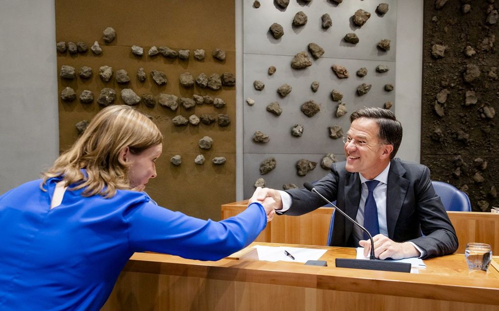 Stieneke van der Graaf (ChristenUnie) en premier Mark Rutte in de Tweede Kamer tijdens het debat over de sms-berichten van de premier. beeld ANP, SEM VAN DER WAL